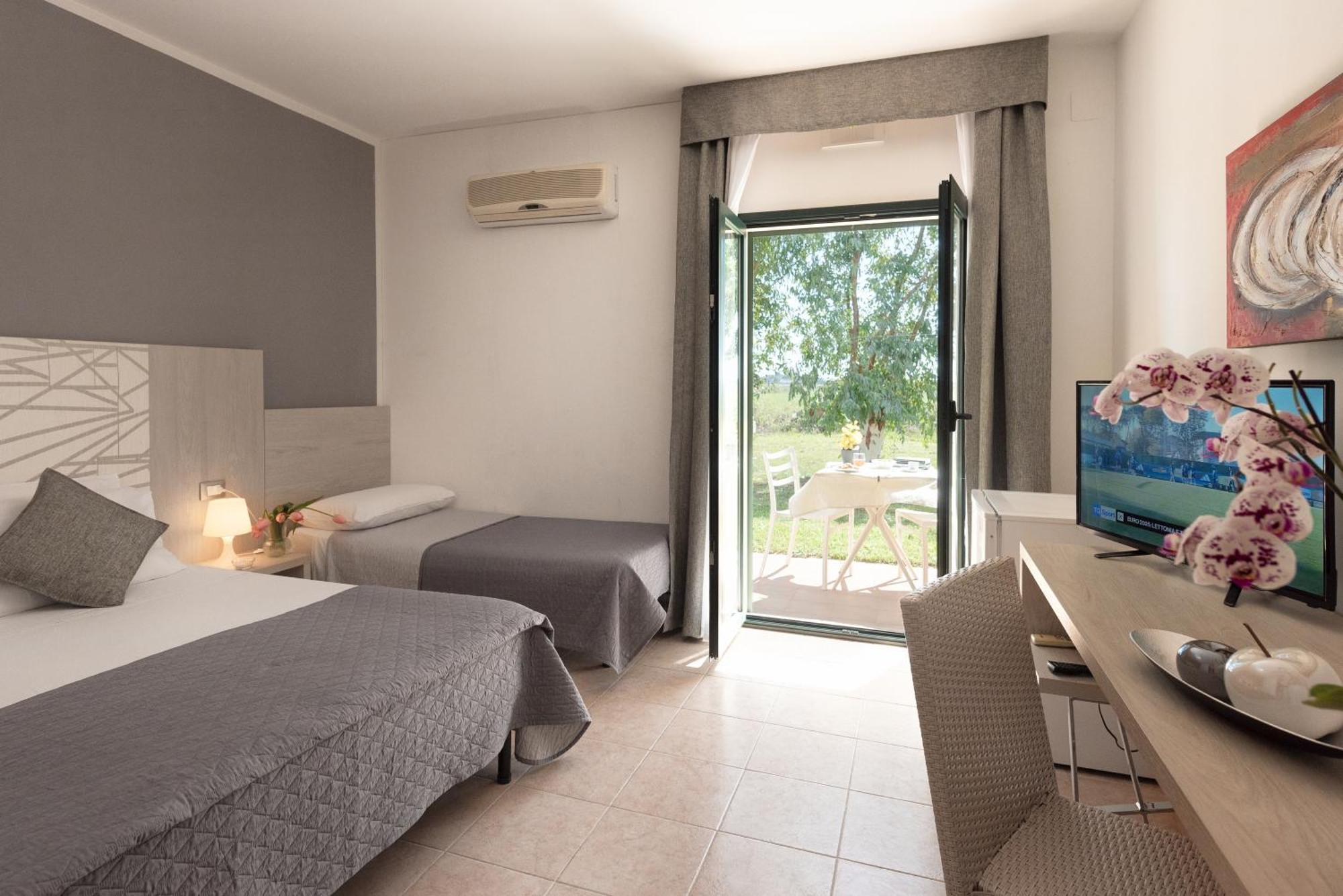Hotel Le Muse Carpignano Salentino Exteriör bild